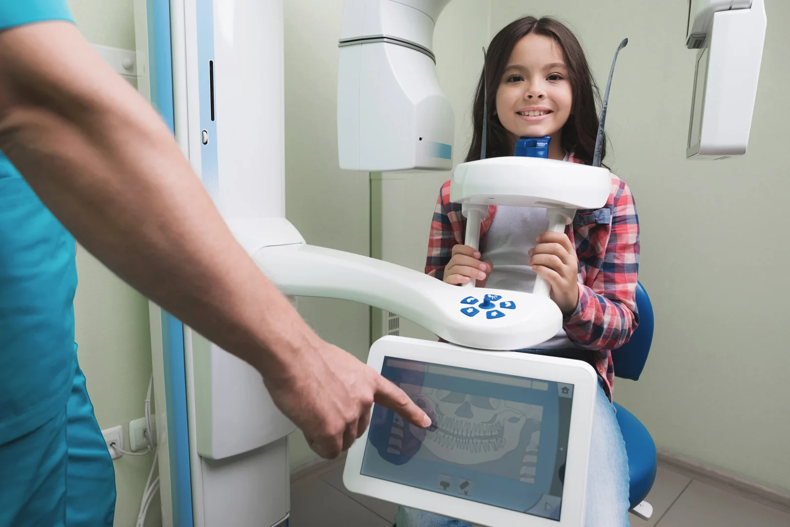 Mädchen bei einer digitalen 3D-Scan-Untersuchung in der Kinder-Kieferorthopädie zur frühzeitigen Erkennung von Zahn- und Kieferfehlstellungen mithilfe moderner Technologie und KI.